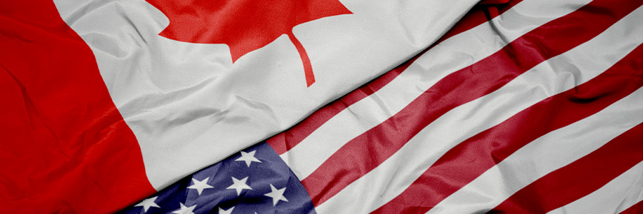 Un drapeau canadien et un drapeau américain se chevauchant.