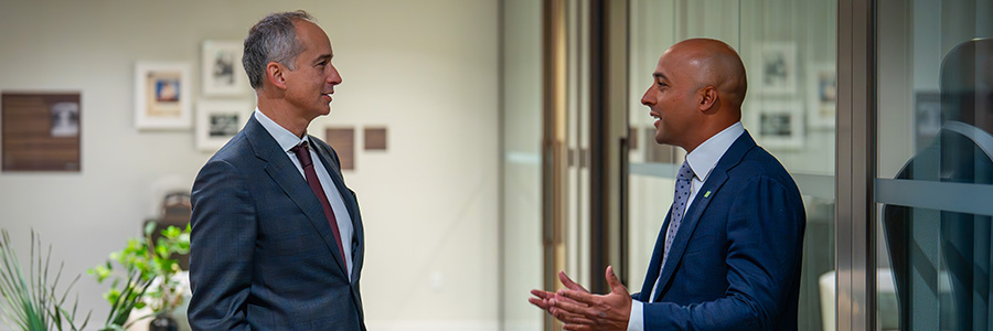 Martin Gerber et Andres Rincon en pleine discussion.