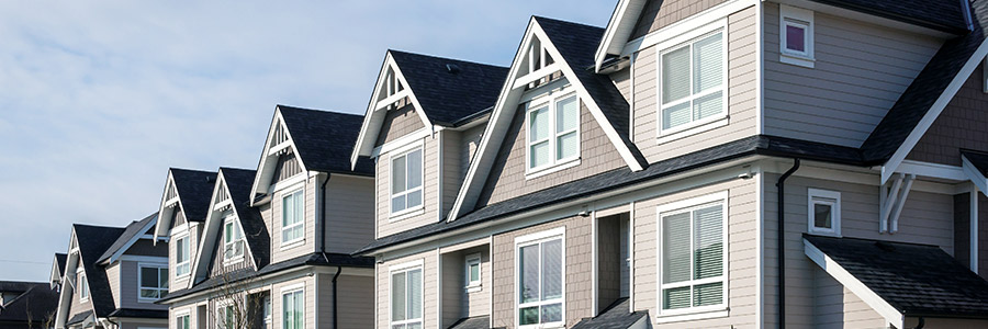Une rangée de maisons nouvellement construites