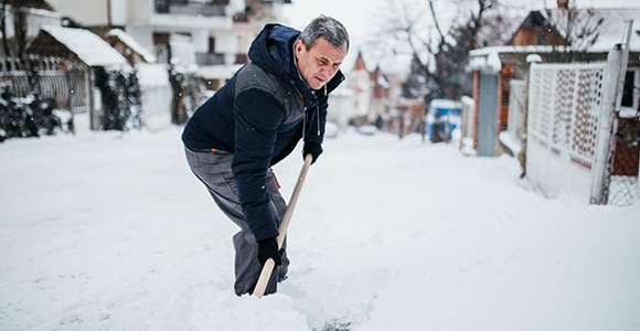 Image d’un homme qui déneige