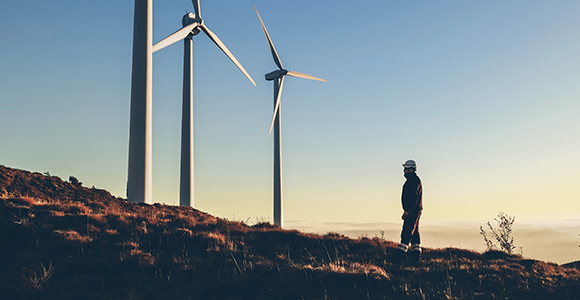 Trois grandes éoliennes alignées.