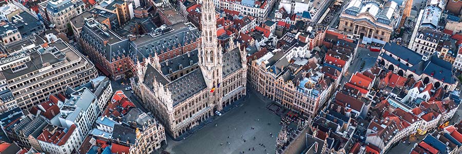 Vue aérienne de la Grand-Place et de l’hôtel de Ville de Bruxelles, en Belgique.