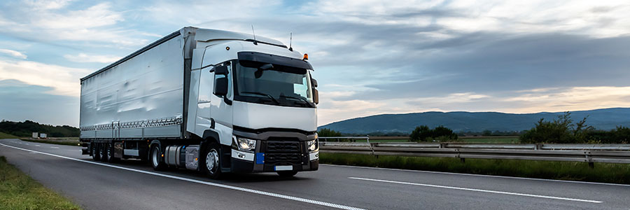 Un camion 18 roues sur une autoroute.