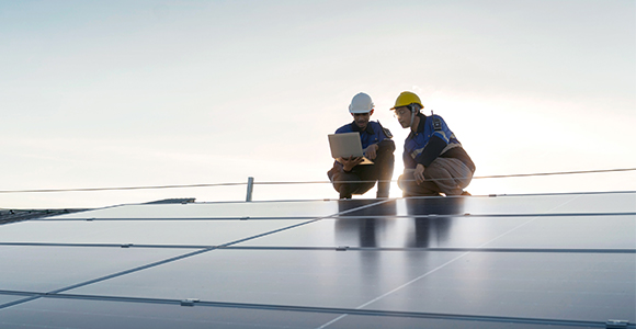 Deux ingénieurs sur un toit à panneaux solaires
