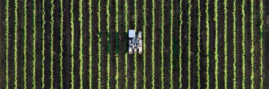 Vue aérienne d’un tracteur dans un champ