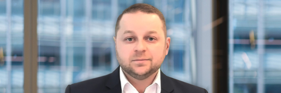 Portrait de Gennadiy Goldberg prenant la parole dans le cadre de l’émission MoneyTalk.
