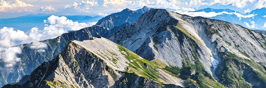 Paysage de sommets de montagne.