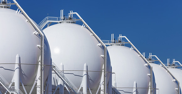 Plan extérieur d’une usine de traitement de gaz naturel liquide.