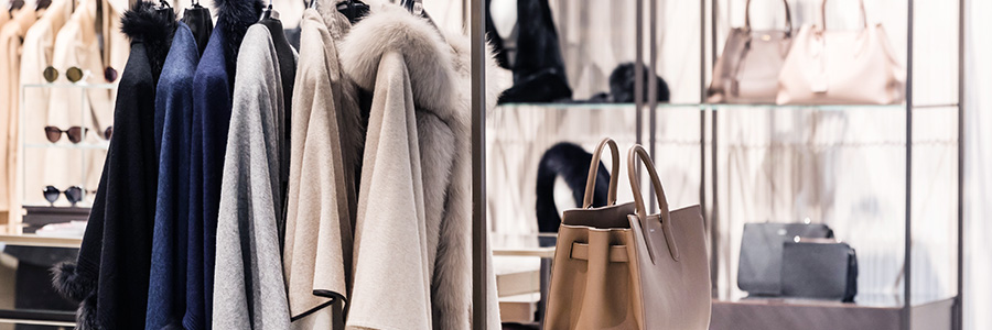 Vêtements exposés dans un magasin haut de gamme.