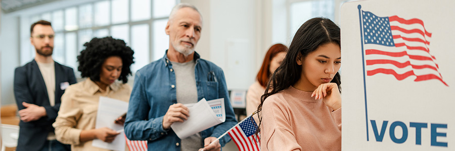 Une file d’électeurs américains qui attendent pour marquer leur bulletin de vote.