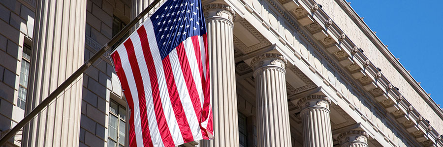 Le drapeau des États-Unis flotte à l’extérieur d’un édifice fédéral américain.