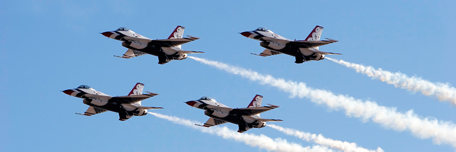 Formation de quatre avions de chasse