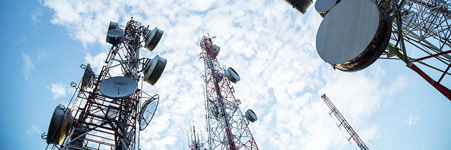 Vue vers le haut des tours de communication sans fil