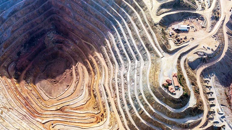 Vue aérienne d’une mine à ciel ouvert