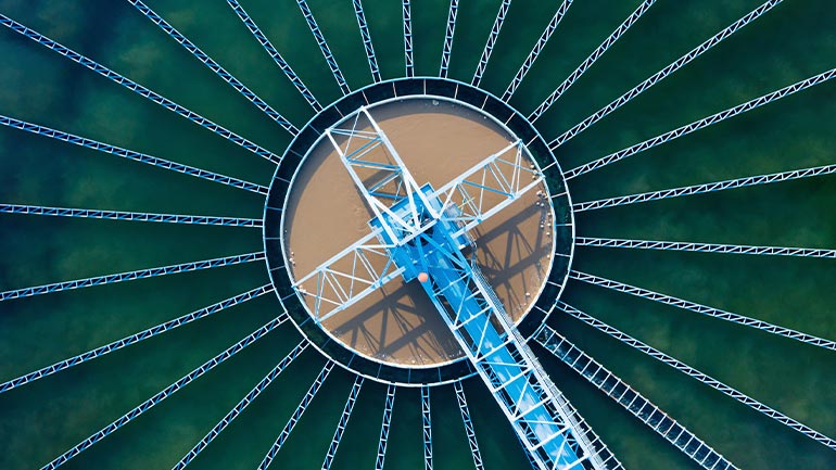 Vue de haut sur un bassin dans une usine de traitement de l’eau.