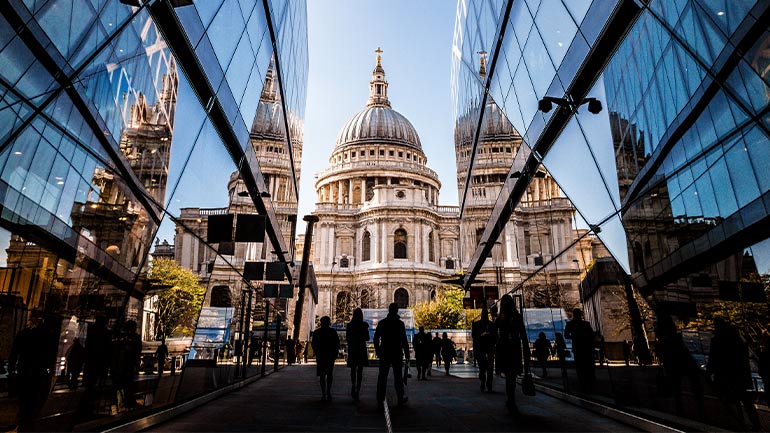 Immeubles de bureaux encadrant la cathédrale Saint-Paul, en Angleterre.