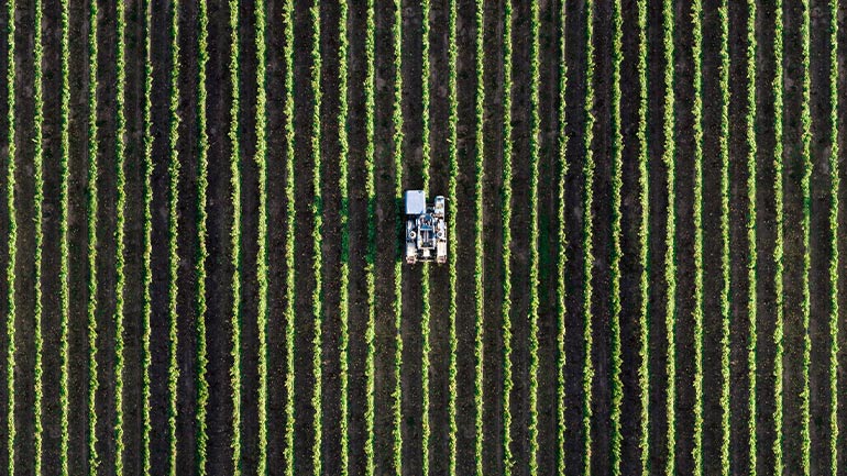 Vue aérienne d’un tracteur dans un champ.